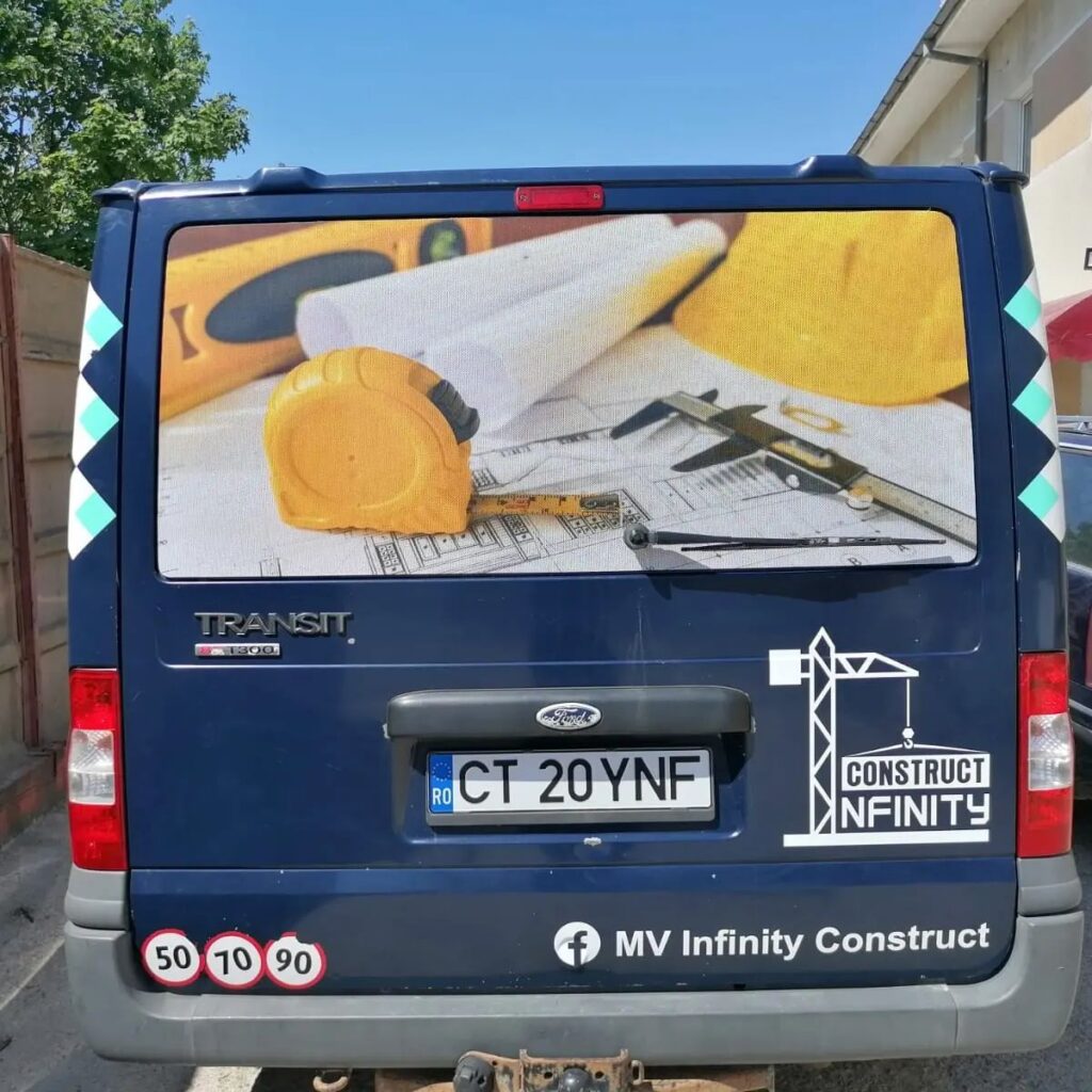 geamurile masinii colantate cu windowgraphics autocolant montant pe portbagajul masinii fabrica de print window graphics personalizat